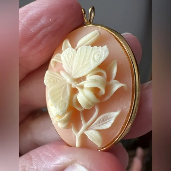 Vintage Trifari brand pendant featuring a butterfly - Picture 6 of 16